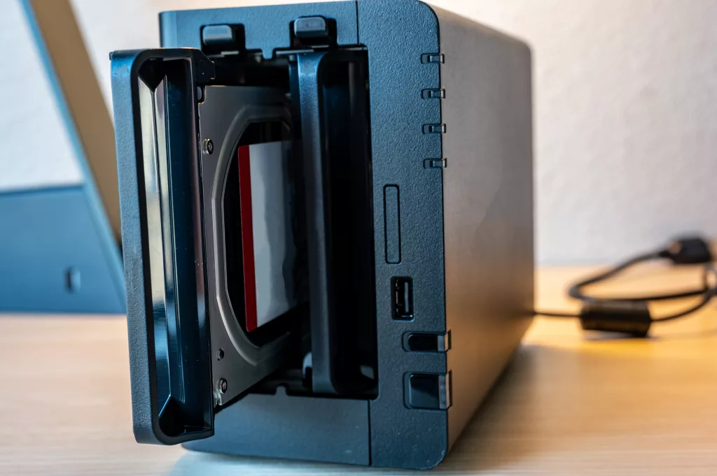 Ein NAS als Fotospeicher mit Backuü-Funktion gehört auf jeden Fall in das Büro eines Hochzeitsfotografen.