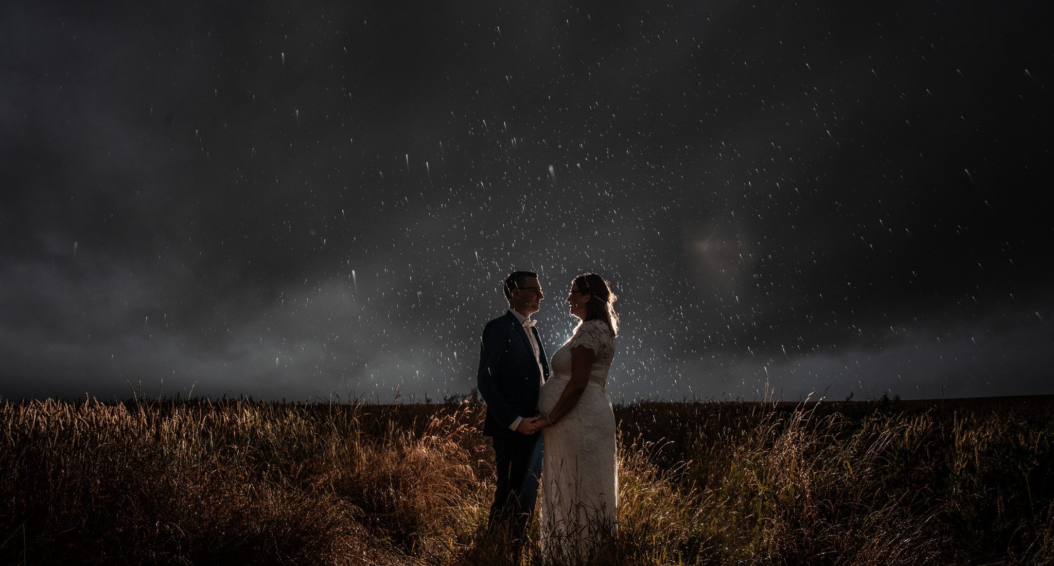 Pünktlich zum Shooting mit Marlene und Daniel fing es heftig an zu regnen. Macht nichts! Denn nicht nur bei kuscheligem Abendlich können wir tolle Hochzeitsfotos machen - dass die beiden mutig genug waren, den Schirm kurz beiseitezulegen spielt dabei natürlich auch eine Rolle! :)